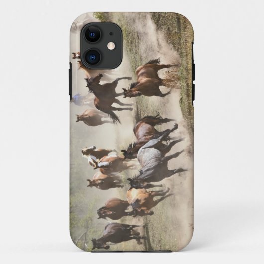 モンタナ州での馬追い込みの最中走る馬 Case-Mate iPhoneケース (裏面)