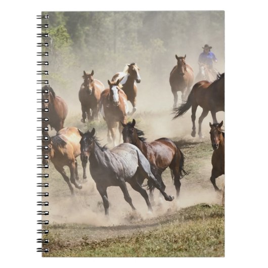 モンタナ州での馬追い集めの最中に走る馬 ノートブック (正面)
