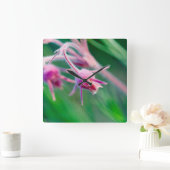 モンタナ州のプレーリーの花のマクロ写真 スクエア壁時計 (ホーム)