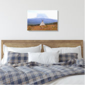 モンタナ州チーフマウンテン、ティピ キャンバスプリント (インサイチュ (寝室))