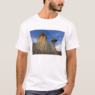 モンタナ州マコシカ州立公園のバッドランド地形 Tシャツ