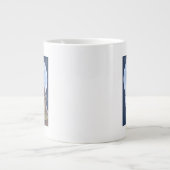 モンタナ -- 空のCountryHowlingの大きいオオカミ ジャンボコーヒーマグカップ (正面)