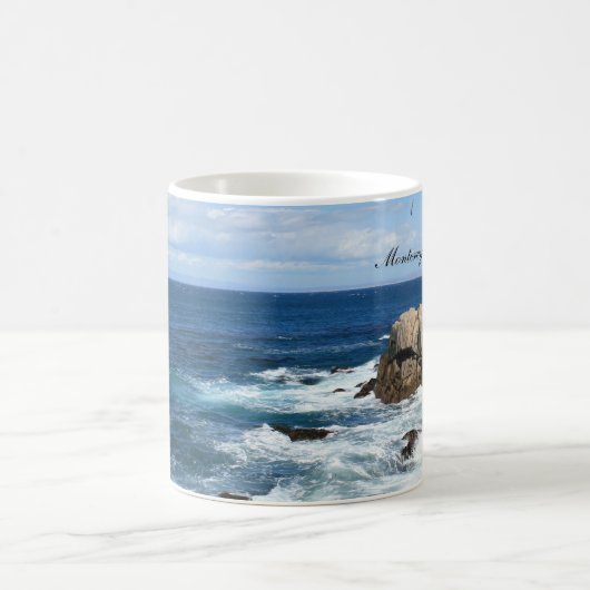 モンテレー湾の海岸のマグ コーヒーマグカップ (中央)