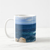 モンテレー湾の海岸のマグ コーヒーマグカップ (左)