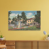 モントレーCA – コルトンホールビューとグラウンド キャンバスプリント (インサイチュ (リビング))