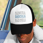 モースターピンクハロウィンカワイイ&不気味カワイイ キャップ<br><div class="desc">"Dadcula"ブルーのハロウィンウイスキーお祝いでハロウィーンのグラスを持ち上げよう！不気味なねじれの良い飲み物を持つパパに最適楽しむな、このガラスは青い背景によくはしゃぐ不気味なレタリングではっきりしたする「ダドクラ」のデザインを備えクールている。あなたはお使いのお気に入りのウイスキーをハローウィンパーティで飲んだり、トリックやトリートメントの夜の後に巻き取ったりしても、このグラスはあなたの飲み物用品コレクションにフェスティバルとおもしろいtouchを加える。スタイルで不気味な季節を愛するパパ祝に対して必需品！</div>