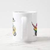 モータースクーターに乗って2人の漫画のラプター。 ジャンボコーヒーマグカップ (裏面)