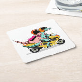 モータースクーターに乗って2人の漫画のラプター。 スクエアペーパーコースター (アングル)