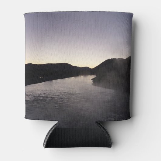 モーニングフォグオンザジャクソンリバーアットグランドテトン 缶クーラー (正面)