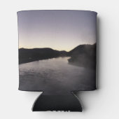 モーニングフォグオンザジャクソンリバーアットグランドテトン 缶クーラー (裏面)