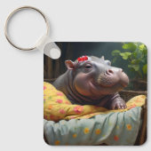 「モーニング・スナグルズ：ベビー・ヒッポがバスケットで目覚める。 キーホルダー (正面)