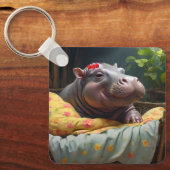 「モーニング・スナグルズ：ベビー・ヒッポがバスケットで目覚める。 キーホルダー (正面)