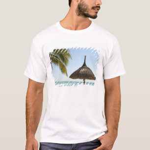 モーリシャス島。パラソルのある理想的なビーチシーン Tシャツ