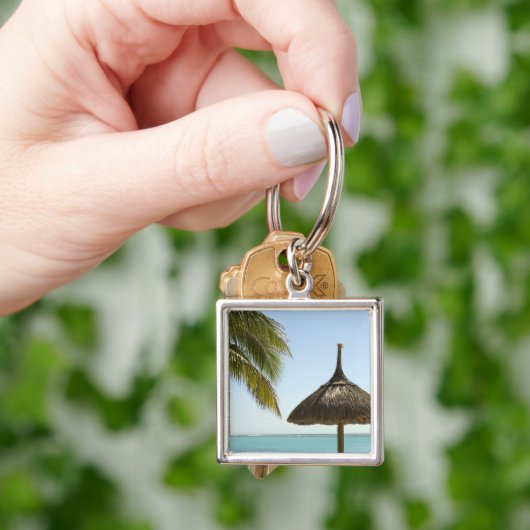 モーリシャス。アンブレラ付きのアイデリックビーチのシーン キーホルダー (手)