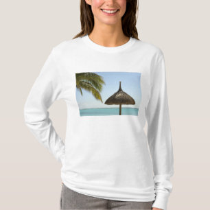 モーリシャス。パラソルのある楽園のビーチシーン Tシャツ
