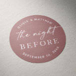 モーヴリハーサルディナー | 秋の結婚式前夜 ラウンドシール<br><div class="desc">"The Night Before"というフレーズを特集したラウンドステッカーで、リハーサルのディナーに温かくロマンチックなtouchを追加しよう。ソフトな背景は、特に錆やテラコッタ、セージなどの豊かな季節の色調と組み合わせて秋の結婚式に最適である。あなたはboho、素朴、秋のお祝いを計画するモダンか、このシールは、封筒のシールや飾の好意バッグ、または前のイベントのための贈り物のパーソナライズに理想的な結婚。</div>