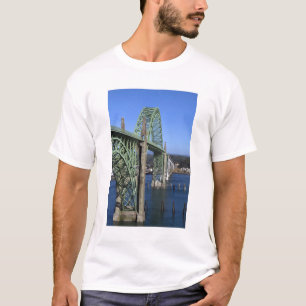 ヤキーナ湾にかかるヤキーナ・ベイ・ブリッジ Tシャツ