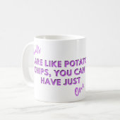 ヤギおもしろい引用文：ヤギはポテトチップス紫 コーヒーマグカップ (正面左)