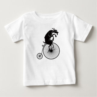 ヤギがペニーの農場の自転車に乗る ベビーTシャツ