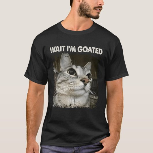 ヤギだって言ってるだろ バカ猫のミーム おしゃれ ユーモア Tシャツ (正面)