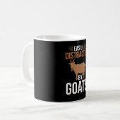 ヤギに気を取られる コーヒーマグカップ (正面左)