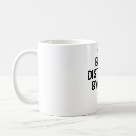 ヤギに気を取られる コーヒーマグカップ (左)