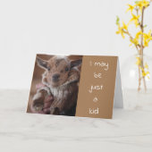 ヤギのまわりにの「ハッピーバースデー」は冗談ではない カード (黄色い花)