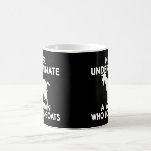 ヤギの恋人を愛する女性を決して過小評価しない コーヒーマグカップ (中央)