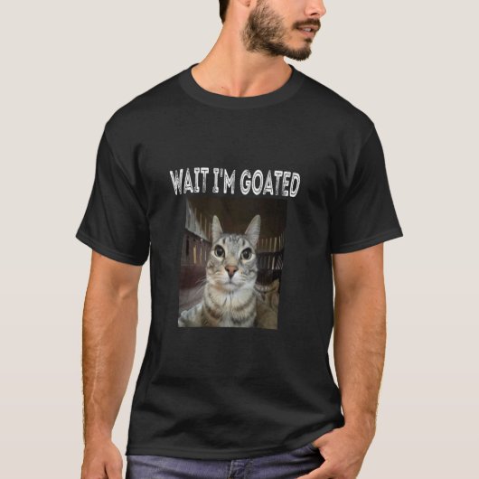 ヤギの王だにゃ 猫 ユーモア メーム Tシャツ (正面)
