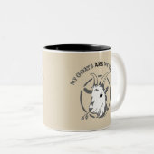 ヤギは俺の世界だ |トータル™ ツートーンマグカップ (正面右)