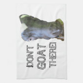 ヤギは「ヤギをそこに置くな！」 キッチンタオル (縦)