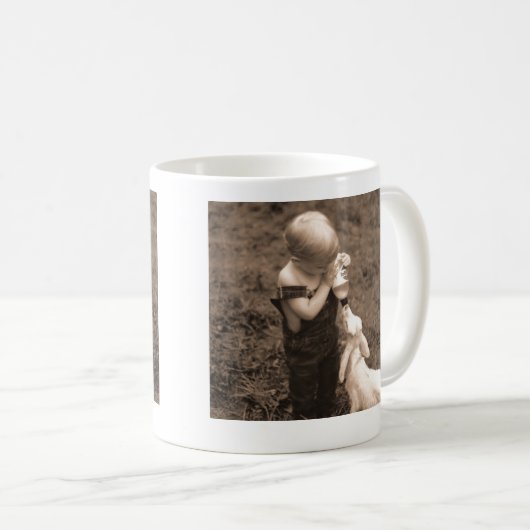 ヤギを食べ物を与えている子供 コーヒーマグカップ (正面右)