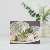 ヤギフランスのチーズ – シブレ – ハーブを添えた ポストカード (スタンド正面)