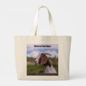 ヤギ食べ物を与えバケットトートバッグ ラージトートバッグ (裏面)