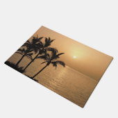 ヤシの木およびロマンチックな日没 ドアマット (アングル)