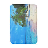 ヤシの木および砂浜Poが付いている熱帯島 バスマット (正面縦)