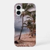ヤシの木がある荒れたビーチ iPhone 16ケース (裏面)