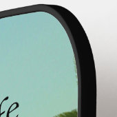 ヤシの木が一列に並ぶビーチ ピックルボールラケット (左詳細)