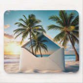 ヤシの木が付いたビーチ砂中の封筒 マウスパッド (正面)