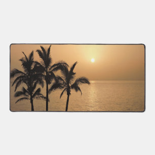 ヤシの木とロマンチックな夕日 デスクマット