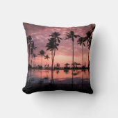 ヤシの木と日没を持つ沿岸熱帯ビーチ クッション (正面)