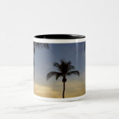 ヤシの木と日没、ミンディルビーチ ツートーンマグカップ (中央)