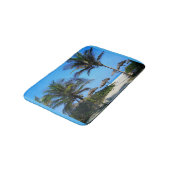ヤシの木と海ビューを持つサンディビーチ バスマット (アングル)