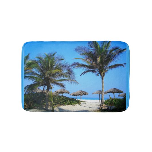 ヤシの木と海ビューを持つサンディビーチ バスマット (正面)