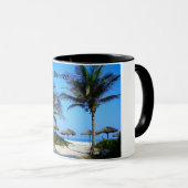 ヤシの木と海ビューマグカップを持つサンディビーチ マグカップ (正面右)