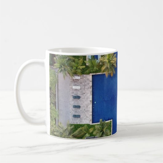 ヤシの木に囲まれたプールの空中展望 コーヒーマグカップ (左)