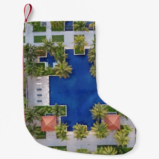 ヤシの木に囲まれたプールの空中展望 スモールクリスマスストッキング (正面)