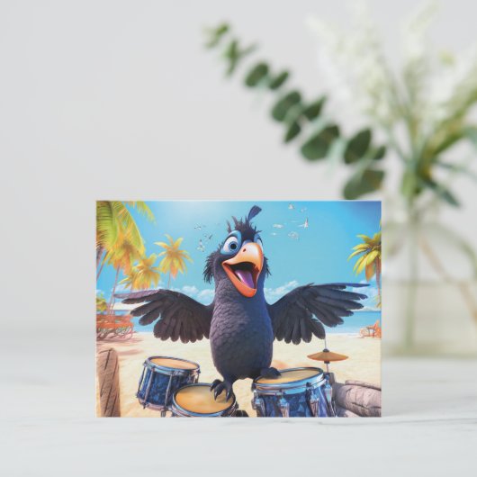 ヤシの木の下のトロピカルビーチでドラムを叩くカラス ポストカード (スタンド正面)
