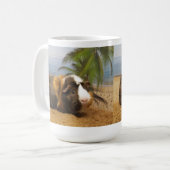 ヤシの木の下のモルモット コーヒーマグカップ (正面左)