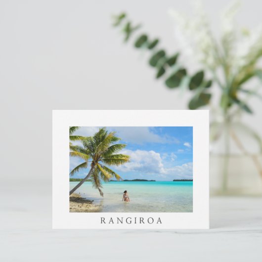 ヤシの木の下の女性Rangiroaはがき ポストカード (スタンド正面)